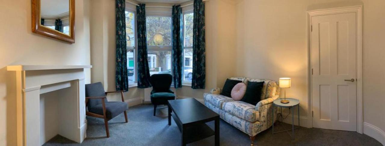 Very Large And Splendid Terrace House In * Londra